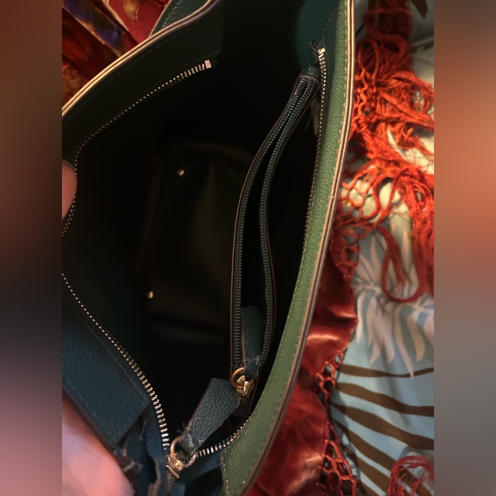 🌲GUESS Authentic Guess 'Cami' Crossbody Bucket Bag 👜 preloved💚 - Picture 8 of 15